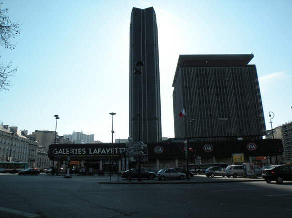  La tour Montparnasse, vue depuis la rue de Rennes